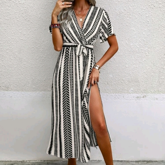 Belted black and white dress. Butterfly sleeve. Size small. Brand new. - Picture 1 of 2